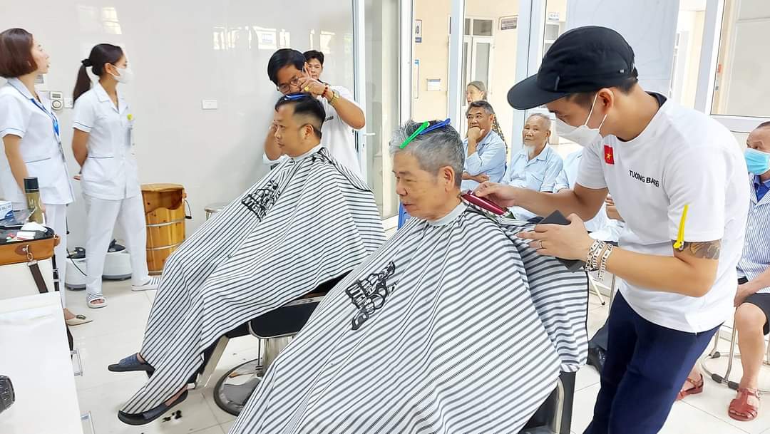 CẮT TÓC MIỄN PHÍ - HÀNH ĐỘNG NHỎ Ý NGHĨA LỚN TẠI BỆNH VIỆN Y DƯỢC CỔ TRUYỀN VÀ PHỤC HỒI CHỨC NĂNG TỈNH PHÚ THỌ.