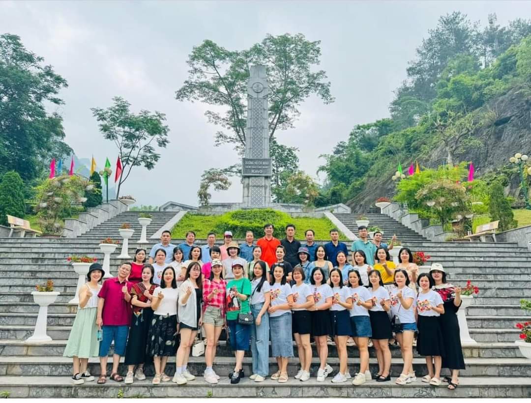 THĂM QUAN, SINH HOẠT CHÍNH TRỊ TẠI CAO BẰNG NHÂN KỶ NIỆM 134 năm Ngày sinh Chủ tịch Hồ Chí Minh