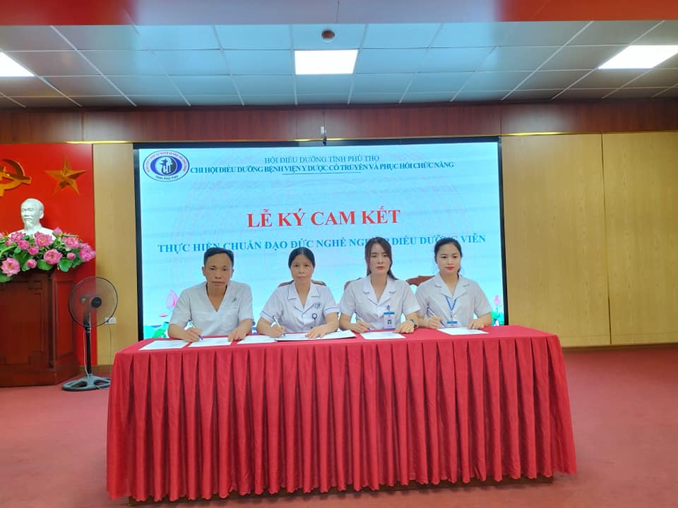 Tổ chức Lễ ký cam kết thực hiện chuẩn đạo đức nghề nghiệp điều dưỡng viên.