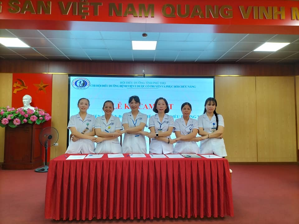 Tổ chức Lễ ký cam kết thực hiện chuẩn đạo đức nghề nghiệp điều dưỡng viên.