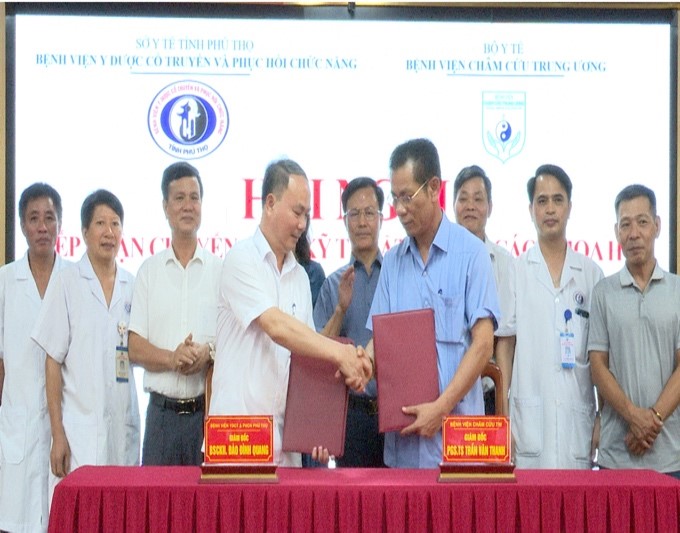 Hai bên tiếp nhận, chuyển giao kỹ thuật và Báo cáo khoa học “Điều trị và chăm sóc đau đầu, mất ngủ”, “Điều trị và chăm sóc liệt do tai biến mạch máu não” 2