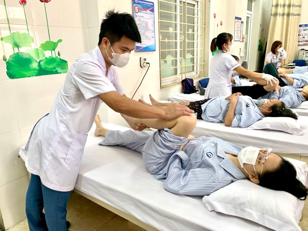 ĐIỀU TRỊ THÀNH CÔNG PHỤC HỒI CHỨC NĂNG CHO NGƯỜI BỆNH BỊ VIÊM KHỚP, TRÀN DỊCH KHỚP DO CHẤN THƯƠNG KHỚP GỐI