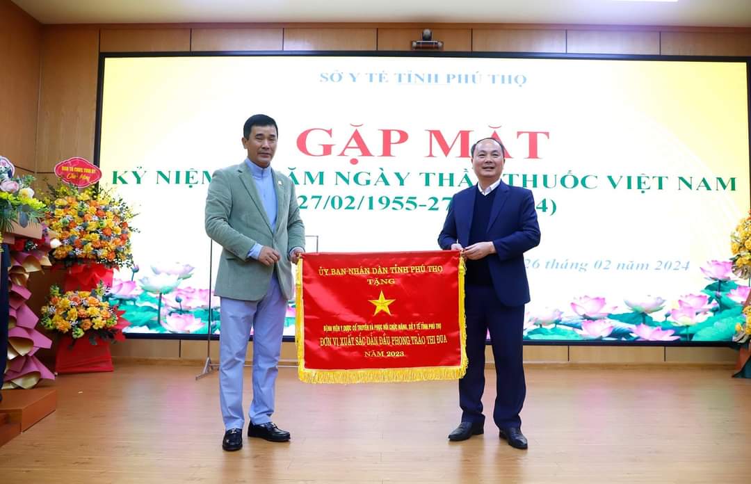 BỆNH VIỆN Y DƯỢC CỔ TRUYỀN VÀ PHỤC HỒI CHỨC NĂNG VINH DỰ ĐƯỢC TẶNG CỜ THI ĐUA CỦA UBND TỈNH PHÚ THỌ